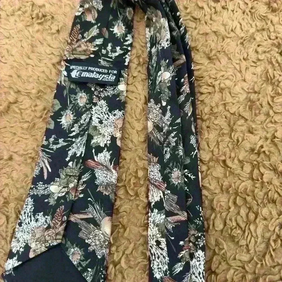 Vintage Emalaysia Botanical Tie Floral Pinecone Nature Necktie made  in Malaysia - Picture 2 of 5